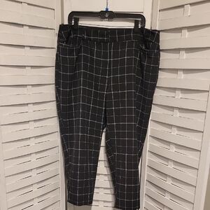 EVRI Black And White Plaid Short Capri Length Pants Size 16